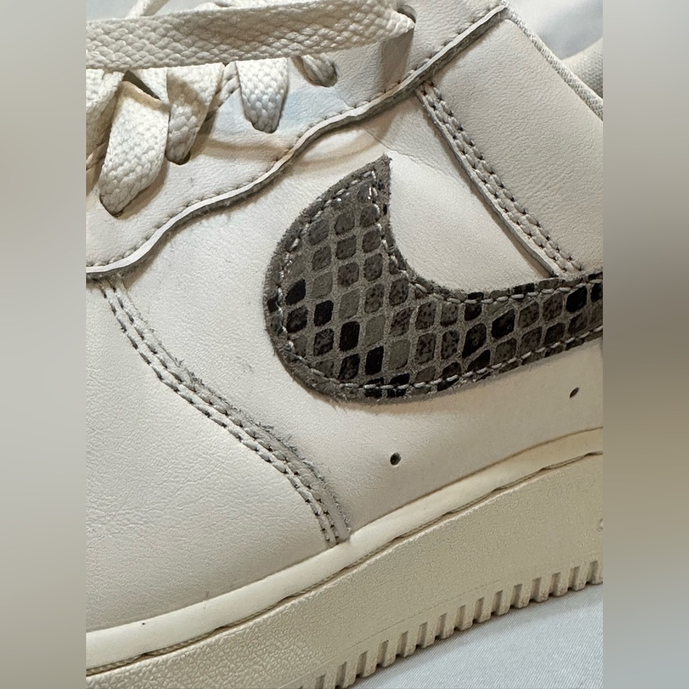 Nike Women's Air Force 1 '07 "Snakeskin Phantom/Iron Ore - Picture 10 of 15